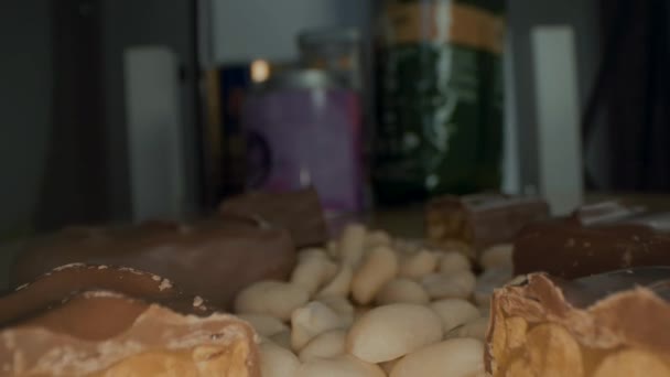 Macro Close Zicht Gebroken Chocoladereep Van Chocolade Met Cashewnoten Kokosnoot — Stockvideo