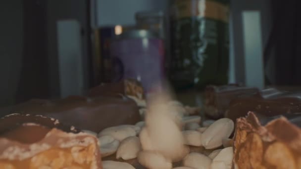 Makro Nahaufnahme Der Gebrochenen Schokoladentafel Mit Cashewnüssen Und Kokosnuss — Stockvideo