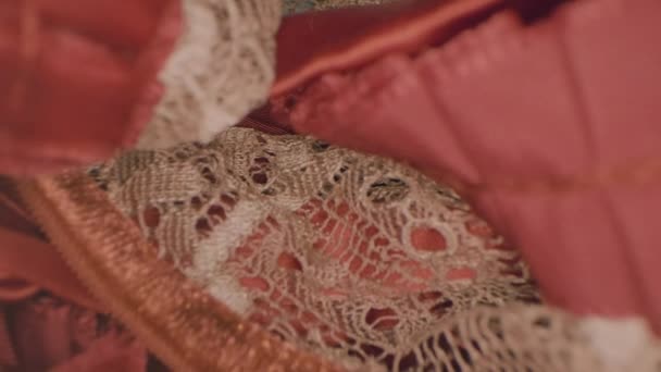 Makro Nahaufnahme Der Rosafarbenen Damenunterwäsche Auf Dem Tisch — Stockvideo