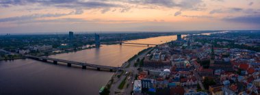 Riga, Letonya 'nın güzel panoramik manzarasının havadan görüntüsü.