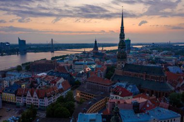 Letonya 'daki büyülü günbatımında Riga' nın eski kasabasının havadan görünüşü.