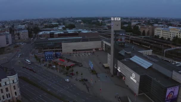 Létání Nad Krásným Starým Městem Riga Lotyšsko Při Západu Slunce — Stock video