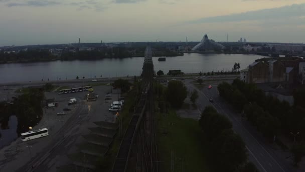 Vista Vicino Del Treno Che Passa Città Sul Ponte Ferroviario — Video Stock