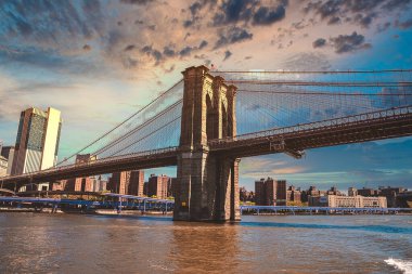 Brooklyn Köprüsü ve New York 'taki Manhattan' da açık mavi gökyüzü.