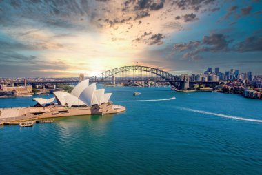 20 Haziran 2020. Sydney, Avustralya. Liman köprüsü, opera binası ve liman ile Sydney şehrinin güzel hava manzarası..