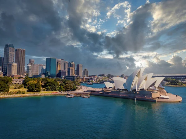 2020年6月20日 澳大利亚悉尼 从空中俯瞰悉尼歌剧院的落日美景 有海港桥和海湾 — 图库照片