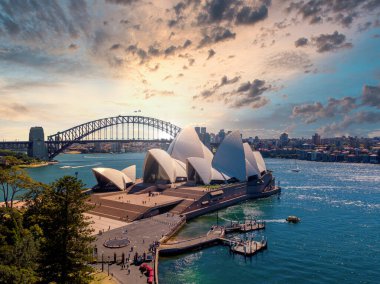 20 Haziran 2020. Sydney, Avustralya. Liman köprüsü, opera binası ve liman ile Sydney şehrinin güzel hava manzarası..