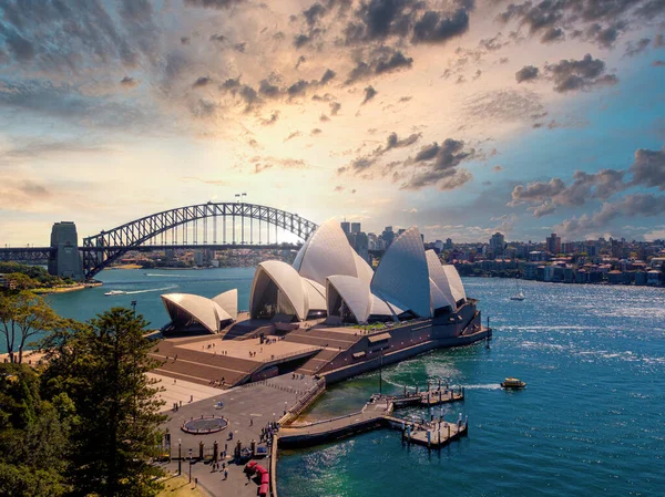 2020年6月20日 シドニー オーストラリア 港の橋 オペラハウス 港からシドニー市内の美しい空の景色 — ストック写真