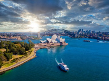 20 Haziran 2020. Sydney, Avustralya. Liman köprüsü, opera binası ve liman ile Sydney şehrinin güzel hava manzarası..