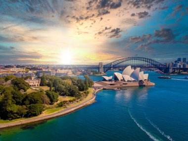 20 Haziran 2020. Sydney, Avustralya. Liman köprüsü, opera binası ve liman ile Sydney şehrinin güzel hava manzarası..