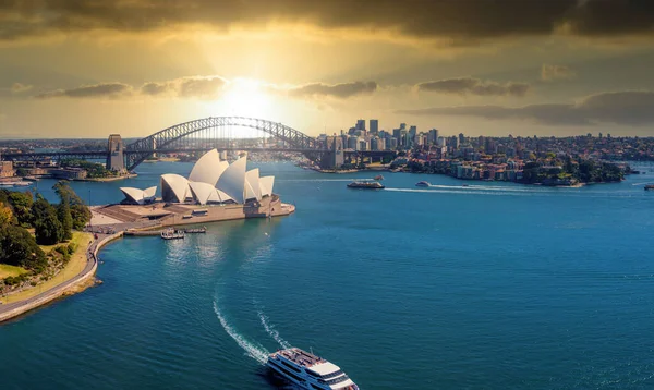 2020年6月20日 シドニー オーストラリア 港の橋 オペラハウス 港からシドニー市内の美しい空の景色 — ストック写真