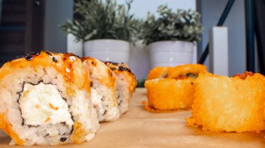 Macro, restorandaki suşi manzarasını kapat..