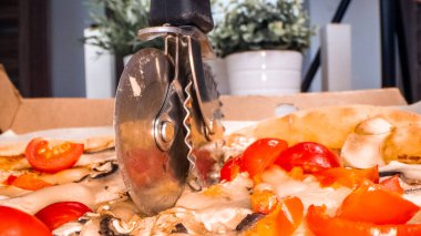 Ev yapımı İtalyan pizzası, makro malzemeler, gerçek zamanlı 4K. Pizzanın üzerinden akıyordu. Pizza kutusunun içinde..