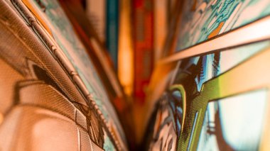 New York, ABD. 20 Mayıs 2020. Çizgi roman arka planının makro görünümü, çizgi roman sayfalarının üst görünümü