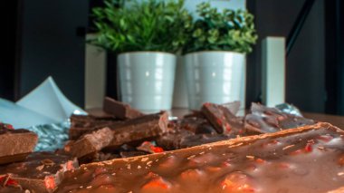 Folyo kağıdına çeşitli çikolatalı şekerlemelerin yakın plan çekimleri