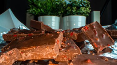 Folyo kağıdına çeşitli çikolatalı şekerlemelerin yakın plan çekimleri