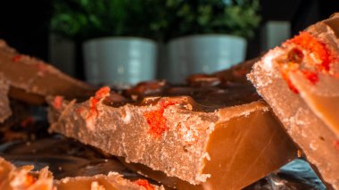 Folyo kağıdına çeşitli çikolatalı şekerlemelerin yakın plan çekimleri