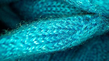 Mavi kazağın makro görüntüsünü kapat. Ayrı pamuk örgü görüntüsü.