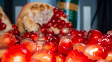 Açık nar ve kırmızı tahıllı makro görünüm.