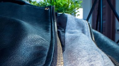 Siyah deri ceketin fermuarlı Macro görüntüsü..