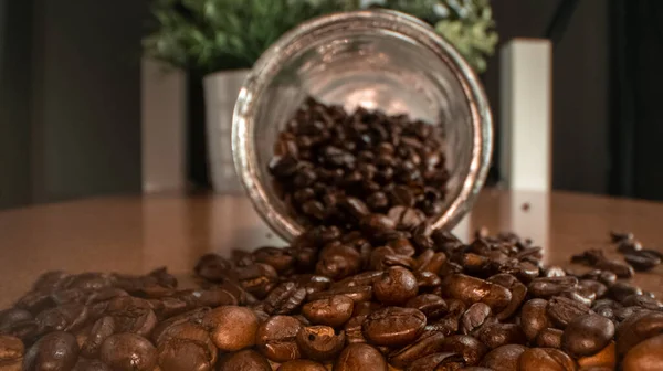 Palone Ziarna Kawy Tle Zbliżenie Palonych Ziaren Kawy Obracających Się — Zdjęcie stockowe