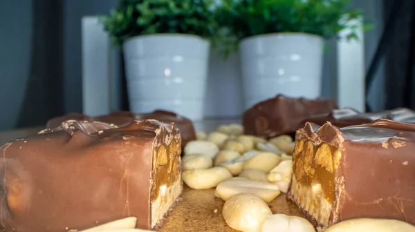 Macro Close Zicht Gebroken Chocoladereep Van Chocolade Met Cashewnoten — Stockfoto