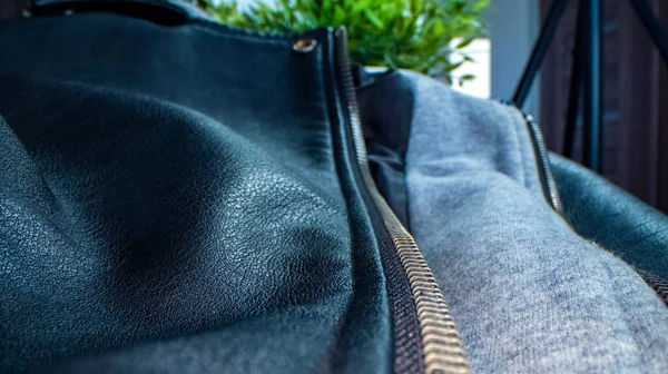 Tampilan Makro Dari Jaket Kulit Hitam Dengan Ritsleting — Stok Foto
