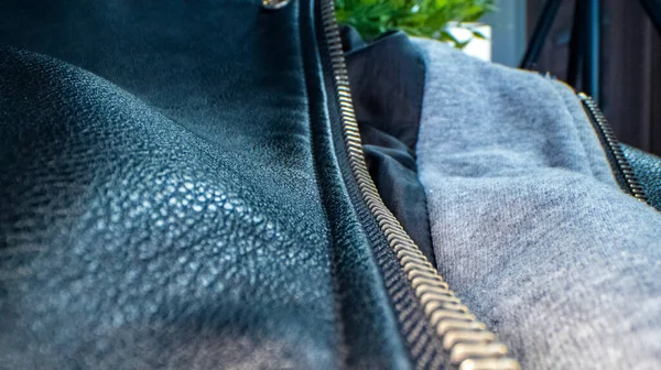ジッパー付きブラックレザージャケットのマクロビュー — ストック写真