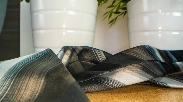 Vue Rapprochée Une Cravate Homme Couchée Sur Une Table — Photo