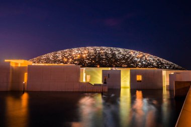 Louvre, Abu Dabi, Birleşik Arap Emirlikleri - 10 Mayıs 2020. Fransız mimar Jean Nouvel 'in ünlü Louvre Müzesi. Geceleri Tribünden panoramik manzara..