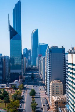 Abu Dabi gökdelenleri manzaralı, BAE. Abu Dabi 'nin sihirli caddeleri, uzun cam binalar..