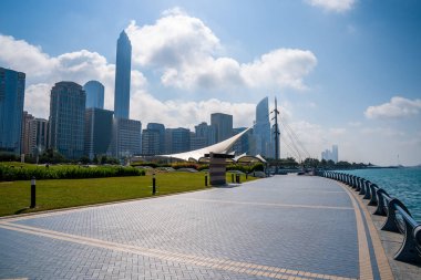 Abu Dabi gökdelenleri manzaralı, BAE. Abu Dabi 'nin sihirli caddeleri, uzun cam binalar..