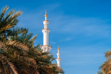 Akşam vakti Abu Dabi 'deki Büyük Cami' de. Şeyh Zayed Camii 'nin dış görünümü BAE.