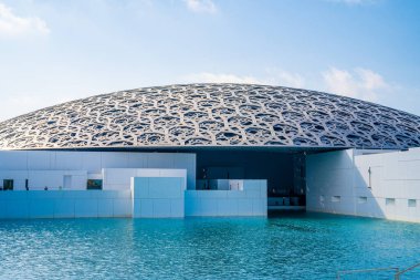 Louvre, Abu Dabi, Birleşik Arap Emirlikleri - 10 Mayıs 2020. Fransız mimar Jean Nouvel 'in ünlü Louvre Müzesi - Tribünden panoramik manzara.