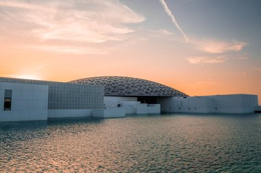 Louvre, Abu Dabi, Birleşik Arap Emirlikleri - 10 Mayıs 2020. Fransız mimar Jean Nouvel 'in ünlü Louvre Müzesi. Gün batımında Tribünden panoramik manzara..