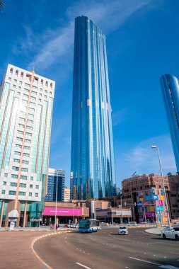 Louvre, Abu Dabi, Birleşik Arap Emirlikleri - 10 Mayıs 2020. Abu Dabi gökdelenleri manzaralı, BAE. Abu Dabi 'nin sihirli caddeleri, uzun cam binalar..