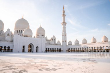Akşam vakti Abu Dabi 'deki Büyük Cami' de. Şeyh Zayed Camii 'nin dış görünümü BAE.