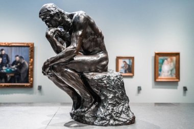 Louvre, Abu Dabi, Birleşik Arap Emirlikleri - 10 Mayıs 2020. Rodins Düşünen Adam heykeli şimdi Abu Dabi 'de. 