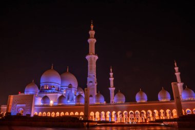 Gece Abu Dabi 'deki Ulu Cami. Şeyh Zayed Camii 'nin dışının panoramik görüntüsü.