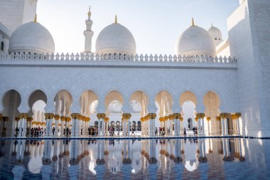 Akşam vakti Abu Dabi 'deki Büyük Cami' de. Şeyh Zayed Camii 'nin dış görünümü BAE.