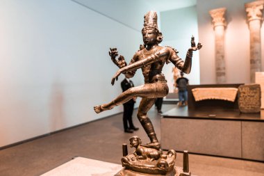 Louvre, Abu Dabi, Birleşik Arap Emirlikleri - 10 Mayıs 2020. 10. yüzyıl Hint tanrısı Shiva 'nın bronz heykeli Abu Dabi, BAE' de..