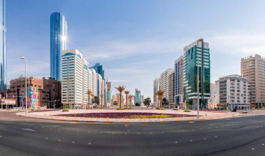 Louvre, Abu Dabi, Birleşik Arap Emirlikleri - 10 Mayıs 2020. Abu Dabi gökdelenleri manzaralı, BAE. Abu Dabi 'nin sihirli caddeleri, uzun cam binalar..