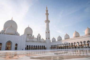 Akşam vakti Abu Dabi 'deki Büyük Cami' de. Şeyh Zayed Camii 'nin dış görünümü BAE.