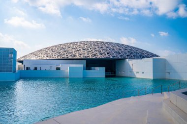 Louvre, Abu Dabi, Birleşik Arap Emirlikleri - 10 Mayıs 2020. Fransız mimar Jean Nouvel 'in ünlü Louvre Müzesi - Tribünden panoramik manzara.