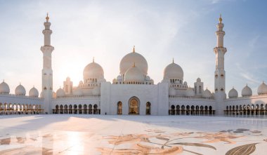 Akşam vakti Abu Dabi 'deki Büyük Cami' de. Şeyh Zayed Camii 'nin dış görünümü BAE.