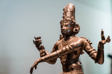 Louvre, Abu Dabi, Birleşik Arap Emirlikleri - 10 Mayıs 2020. 10. yüzyıl Hint tanrısı Shiva 'nın bronz heykeli Abu Dabi, BAE' de..