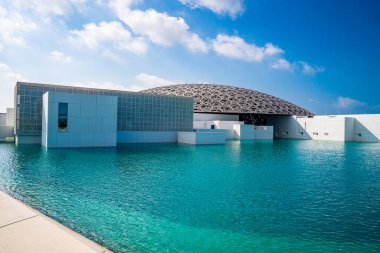 Louvre, Abu Dabi, Birleşik Arap Emirlikleri - 10 Mayıs 2020. Fransız mimar Jean Nouvel 'in ünlü Louvre Müzesi - Tribünden panoramik manzara.