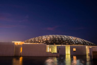 Louvre, Abu Dabi, Birleşik Arap Emirlikleri - 10 Mayıs 2020. Fransız mimar Jean Nouvel 'in ünlü Louvre Müzesi. Geceleri Tribünden panoramik manzara..