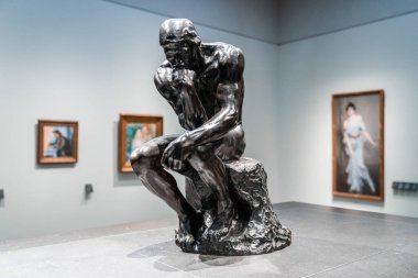 Louvre, Abu Dabi, Birleşik Arap Emirlikleri - 10 Mayıs 2020. Rodins Düşünen Adam heykeli şimdi Abu Dabi 'de. 