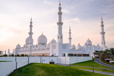 Akşam vakti Abu Dabi 'deki Büyük Cami' de. Şeyh Zayed Camii 'nin dış görünümü BAE.
